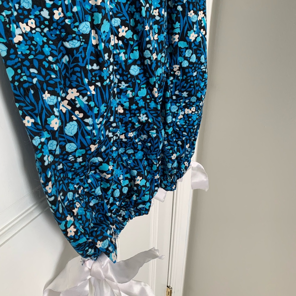Valerie Stevens Blue Floral Pants With Bows on Legs. - Picture 4 of 6